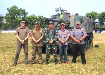 JBN Kunjungi Danyonarmed 4/Parahyangan Letkol Arm. Debi Irawan Saat Latihan Menembak Senjata Berat