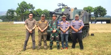 JBN Kunjungi Danyonarmed 4/Parahyangan Letkol Arm. Debi Irawan Saat Latihan Menembak Senjata Berat