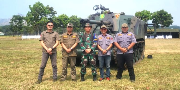 JBN Kunjungi Danyonarmed 4/Parahyangan Letkol Arm. Debi Irawan Saat Latihan Menembak Senjata Berat