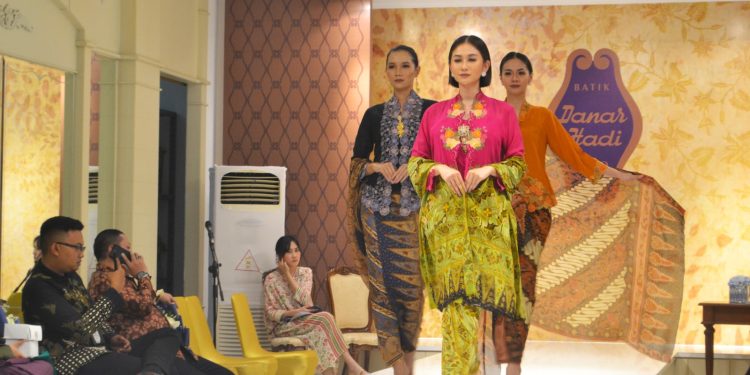 Batik Danar Hadi Trunk Show ‘Rukmasara’ Pukau Pengunjung Rumah Batik Danar Hadi Bandung