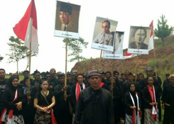 Masyarakat Adat Jawa Barat Tolak Putusan Mahkamah Konstitusi Lewat Doa dan Aksi Teatrikal