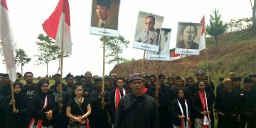 Masyarakat Adat Jawa Barat Tolak Putusan Mahkamah Konstitusi Lewat Doa dan Aksi Teatrikal