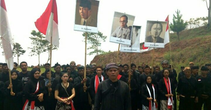 Masyarakat Adat Jawa Barat Tolak Putusan Mahkamah Konstitusi Lewat Doa dan Aksi Teatrikal