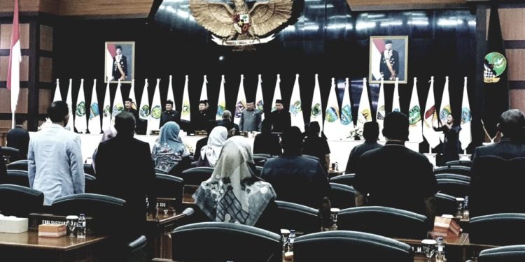Ketua DPRD Jabar Taufik Hidayat Pimpin Rapat Paripurna, Bahas Delapan Raperda