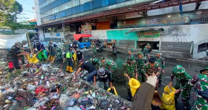 Antisipasi Banjir, Bekangdam III/Siliwangi Bersihkan Pasar Kosambi