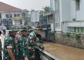 Dandim 0618/Kota Bandung Kolonel Donny Ismuali Bainuri dan Jajarannya Bersihkan Sampah di Aliran Sungai Cikapundung