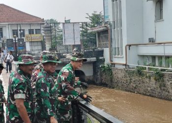 Dandim 0618/Kota Bandung Kolonel Donny Ismuali Bainuri dan Jajarannya Bersihkan Sampah di Aliran Sungai Cikapundung