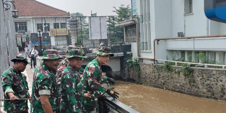 Dandim 0618/Kota Bandung Kolonel Donny Ismuali Bainuri dan Jajarannya Bersihkan Sampah di Aliran Sungai Cikapundung