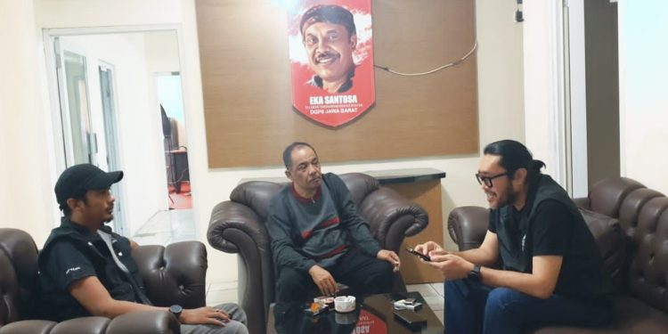 Ketua DPD PDIP Jabar Ono Surono Kunjungi Media Center Ganjar-Mahfud di Gatsu 319 Bandung