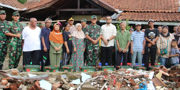 Panglima TNI Jenderal Agus Subiyanto Bantu Masyarakat Terdampak Gempa Sumedang