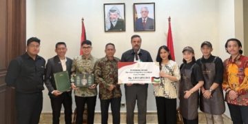 Jenderal Kopi Nusantara Buwas Serahkan Donasi Satu Miliar Lebih ke Kedubes Palestina