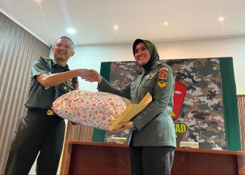 Kapen Kodiklat TNI AD Letkol Hendra Mirza Lepas Dua Anggota Kodiklatad