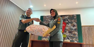 Kapen Kodiklat TNI AD Letkol Hendra Mirza Lepas Dua Anggota Kodiklatad