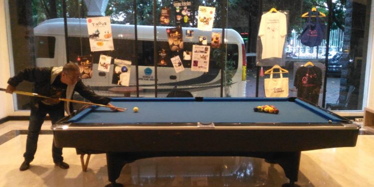 Vue Palace ARTOTEL Curated Bandung Hadirkan Meja Billiard Bagi Pengunjung