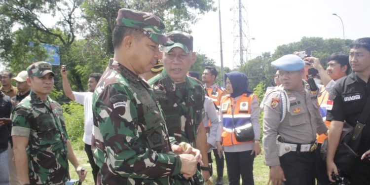Panglima TNI Jenderal Agus Subiyanto dan Kapolri Tinjau KM 70 Cikampek