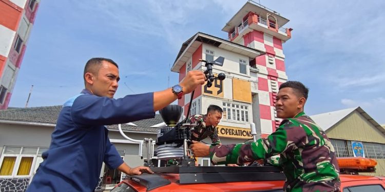 Personel Meteo Lanud Husein Sastranegara Cek Kesiapan Mobile Meteorological Station