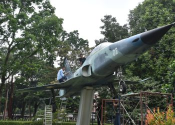 Personel Lanud Husein Sastranegara Bersihkan Tugu Pesawat F5 Tiger di Taman Lalu Lintas