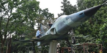 Personel Lanud Husein Sastranegara Bersihkan Tugu Pesawat F5 Tiger di Taman Lalu Lintas