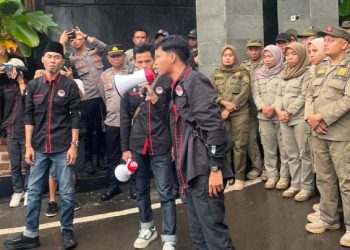 Disdik Jabar, dan Dinas Bina Marga Diduga Sarang Mafia Proyek, LSM Pemuda dan Mahasiswa Geruduk Kediaman KDM