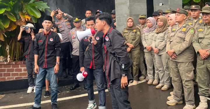 Disdik Jabar, dan Dinas Bina Marga Diduga Sarang Mafia Proyek, LSM Pemuda dan Mahasiswa Geruduk Kediaman KDM