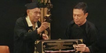 CEO EIGER Ronny Lukito Dianugerahi Kujang oleh Kawargian Abah Alam