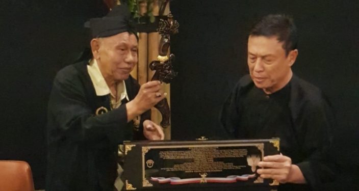 CEO EIGER Ronny Lukito Dianugerahi Kujang oleh Kawargian Abah Alam
